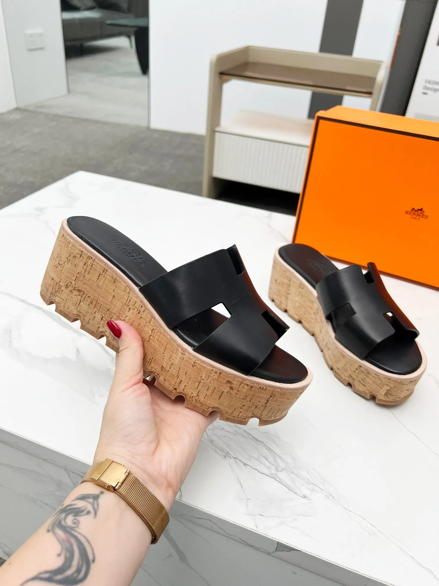 👟👟Ex-factory price 400👟👟 Hermès, upgraded version and workmanship materials. Hermes®🔴The highest version of handmade shoes on the market✨✨ Top product Hermès platform shoes🐎——————————The new model in early spring is the same as the original version, handmade by masters! ❥High-end customization, exclusive products, the highest version in the industry⚠❥Using: Hermers upper: Italian imported cowhide + sheepskin lining (pursuing top walking comfort) ✨～～〰〰〰〰❥ Packing: full set of original packaging━━━━Hermes━━━━━ size: 35-41 (42) customized and non-returnable)